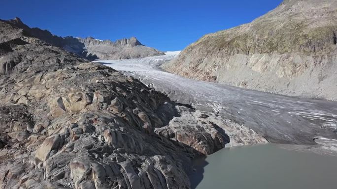 罗纳冰川(Rhonegletscher)的航拍全景，靠近弗尔卡山口，瓦莱州，瑞士。从30帧每秒加速2
