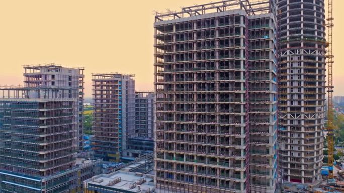 黄昏时建筑工地鸟瞰图。
