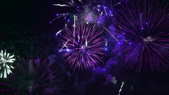 耀眼的烟花照亮了夜空。发光的烟花表演。