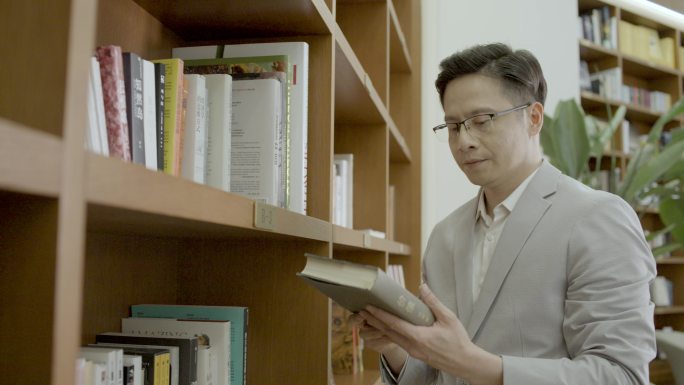 商务男士看书 成功