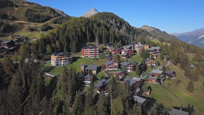 鸟瞰Riederalp，瑞士瓦莱州的无车山村。