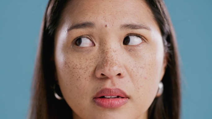 困惑，女人和思考，脸上带着惊讶的工作室，蓝色的背景和怀疑的模型。问题是，为什么和人以八卦、信息或女孩
