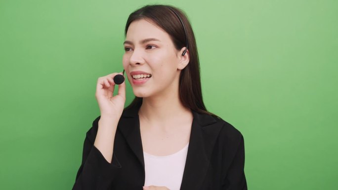 年轻女性经济学家在工作室中解释某些内容。背景为绿色，独立拍摄。