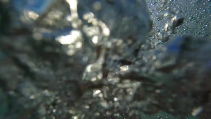 溺水者视角：慢动作下仰望太阳并伸手触碰水面。