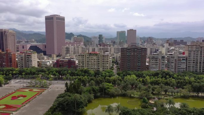 白天台北市中心著名的市中心公园湖航拍全景4k台湾