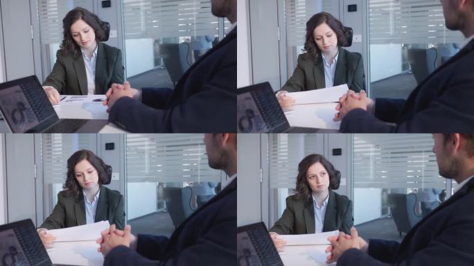 女商人分析统计数据并与同事合作
