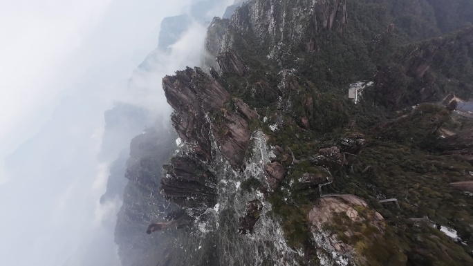 江西上饶三清山云雾缭绕的山峰景观穿越机