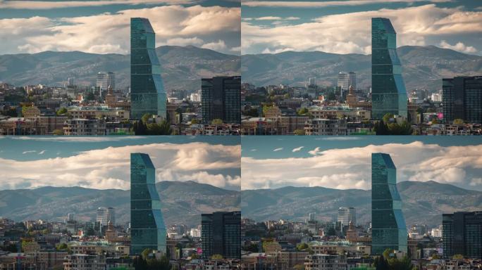 晴朗的日子第比利斯市中心著名的现代酒店塔顶景山全景4k延时格鲁吉亚