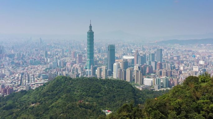 晴朗的一天台北市市中心著名的摩天大楼塔区航拍全景4k台湾
