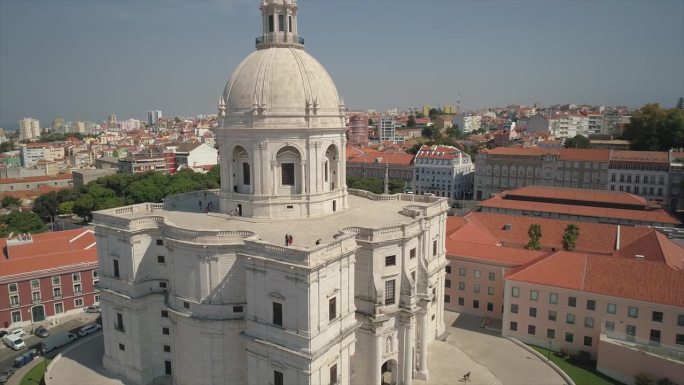 阳光明媚的一天，里斯本的城市景观，圣诞老人教堂engrÃ '顶部航拍全景4k葡萄牙