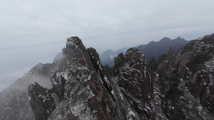江西上饶三清山云雾缭绕的山峰景观穿越机