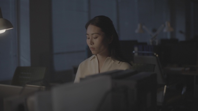职场女性打哈欠伸懒腰夜晚加班 疲惫