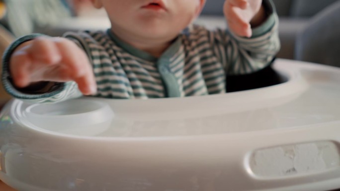 小孩在家里客厅玩学步车的特写镜头