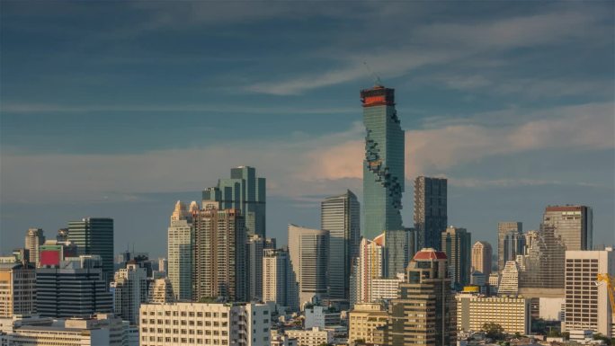 阳光明媚的晚上曼谷市中心著名的现代摩天大楼屋顶全景4k延时泰国