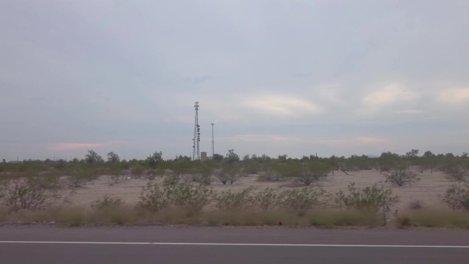 在亚利桑那州的高速公路上驾驶，在亚利桑那州的山地景观慢动作120fps