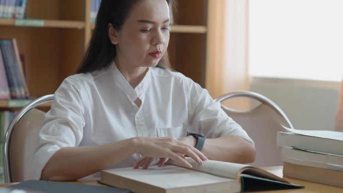 女性的手在翻书。成人学生读书