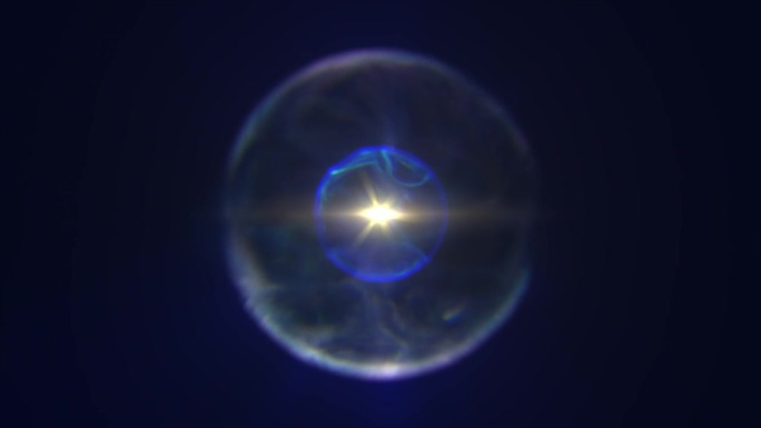 发光光球的明亮核心被旋转的宇宙图案包围。