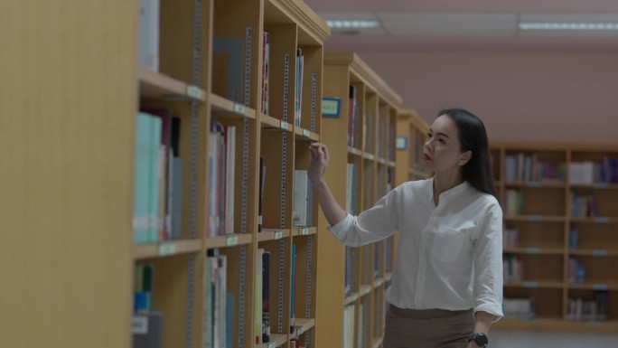 女性的手在翻书。成人学生读书