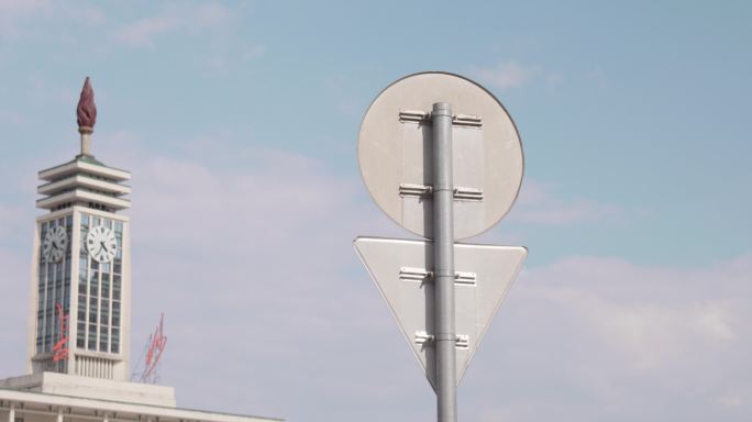 城市地标建筑与交通指示牌