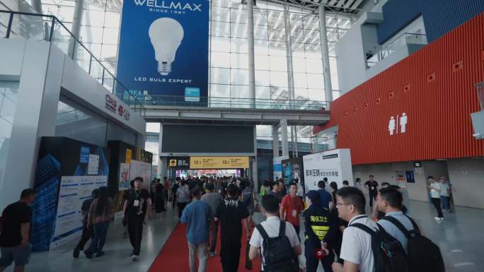 展会人潮涌动