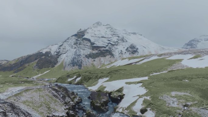 冬季，冰岛徒步旅行Haífoss的航拍前照。山中有峰，河中有景。
