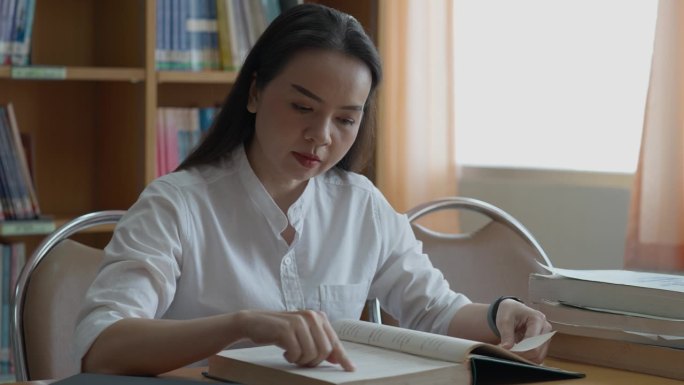 女性的手在翻书。成人学生读书