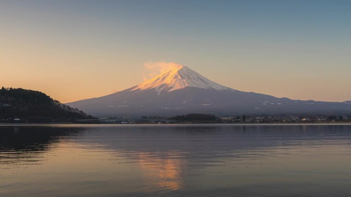 日出时富士山的延时渐变阳光