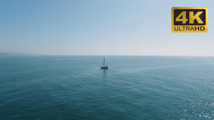 【4K】平静海面上航行的帆船