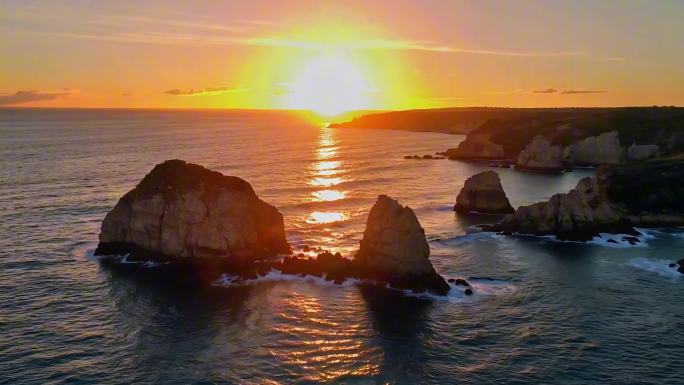 金色夕阳下的海岛礁石