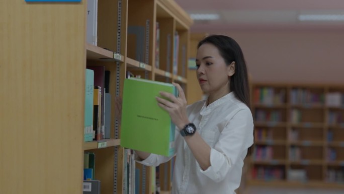 女性的手在翻书。成人学生读书
