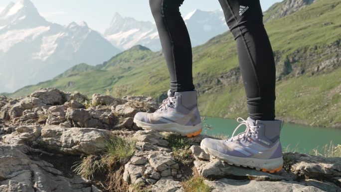 瑞士阿尔卑斯山上穿着登山鞋的女人的腿特写