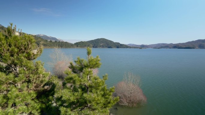 山泉湖阳光明媚的冬日里，阳光普照