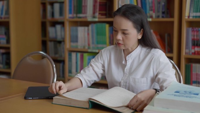 女性的手在翻书。成人学生读书