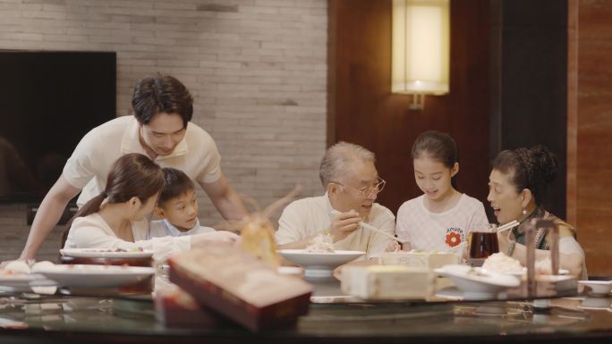 商务男人和家人团圆聚餐