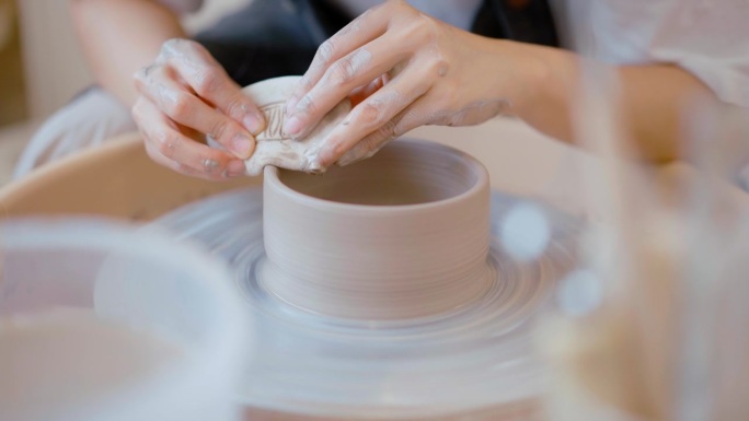 女人在陶艺轮上制作陶瓷作品