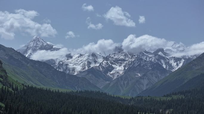 雪山云雾缭绕的壮丽景色