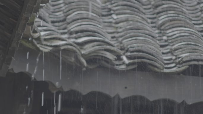 古镇雨景青瓦屋面挑厢土家族苗族建筑风貌