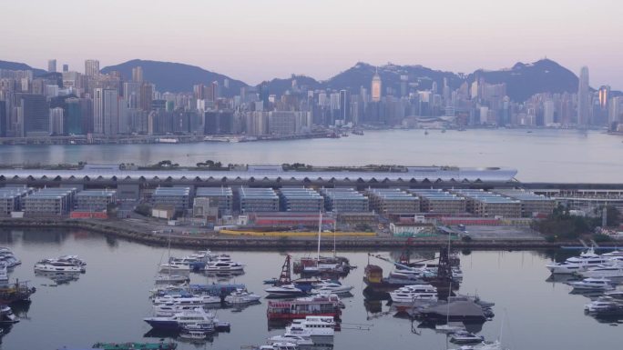 从香港观塘眺望太平山顶夜景