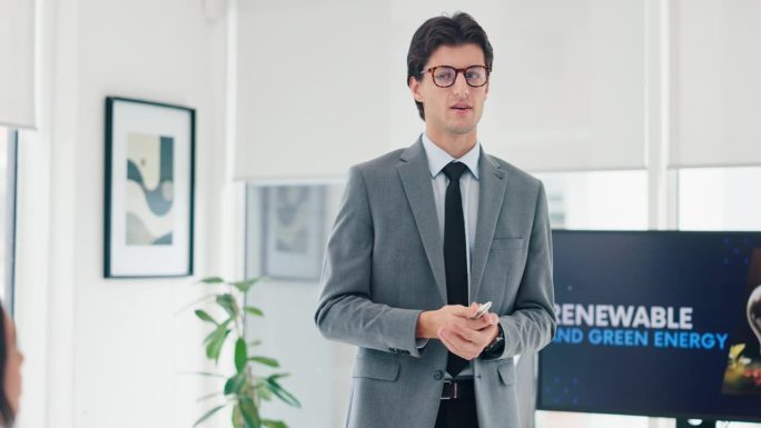 商人，在董事会为企业或创业公司的愿景和战略的演示和想法。企业家，在办公室与客户会面并提出融资机会或项