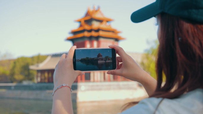 年轻女子在紫禁城拍照——中国北京