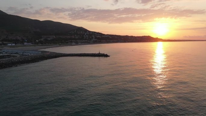 吉尼斯塔海港的日出，无人机飞行。El Garraf，锡切斯，巴塞罗那