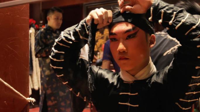京剧后台穿行头服装等