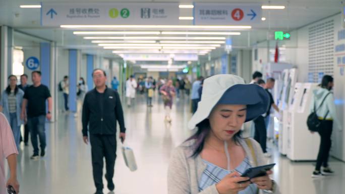 医院走廊人流涌动