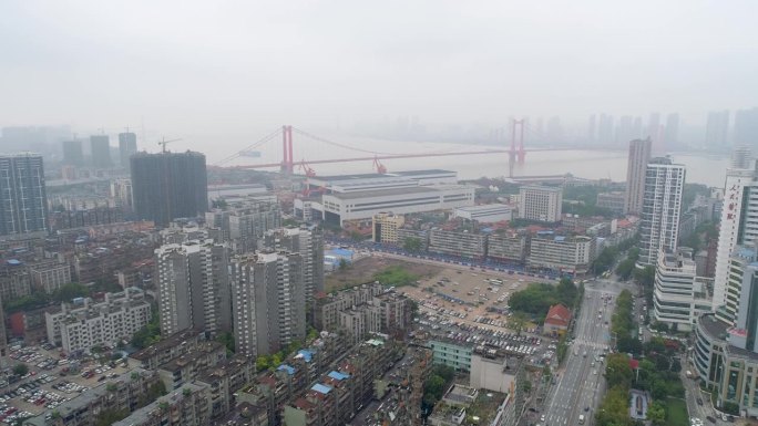 武汉，中国 - 2025年1月19日：城市景观和长江的鸟瞰图，展示了阴天的城市天际线。