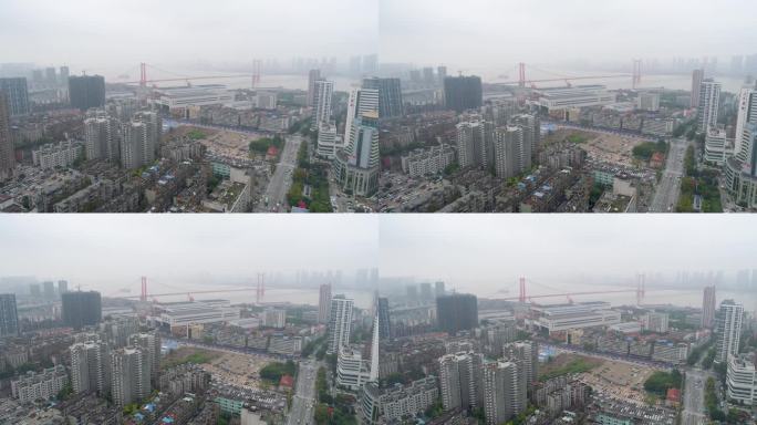 武汉，中国 - 2025年1月19日：城市景观和长江的鸟瞰图，展示了阴天的城市天际线。