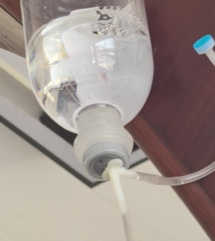医疗输液打吊瓶