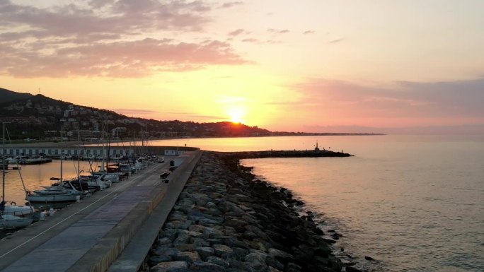 吉尼斯塔海港的日出。间隔拍摄。Sitges,巴塞罗那