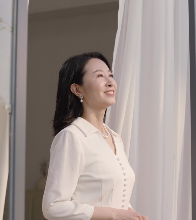竖屏自信职场白领女性享受生活