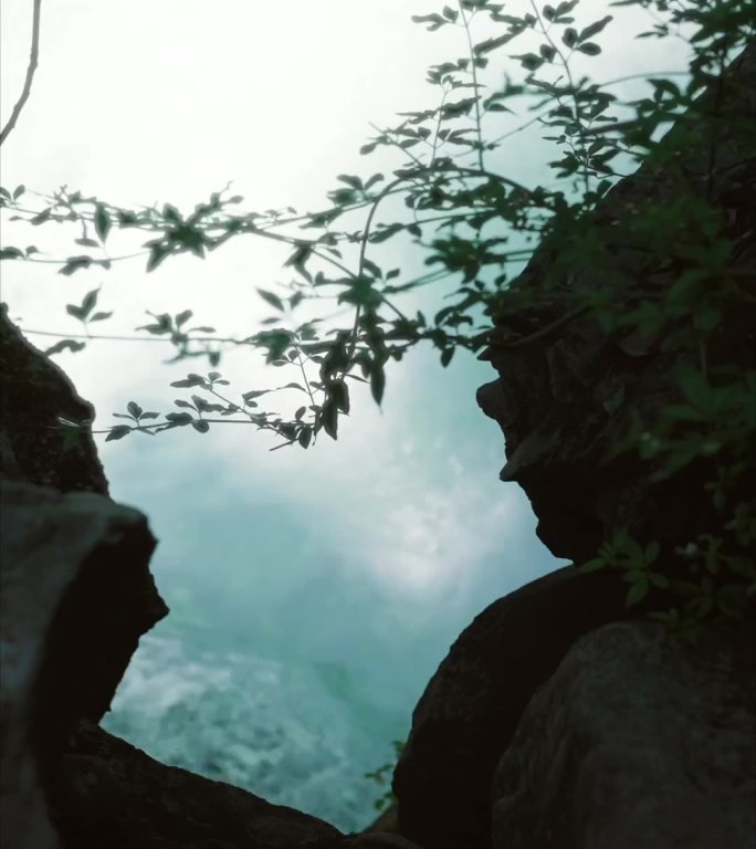 山间溪流的自然风光