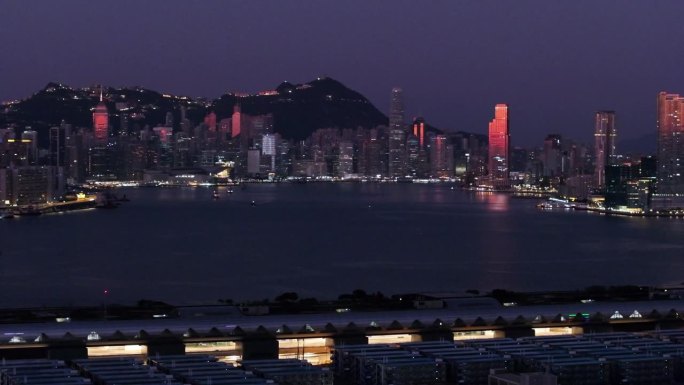 从香港观塘眺望太平山顶夜景